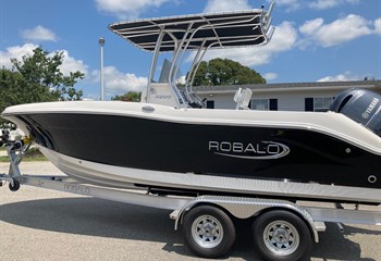 2023 Robalo R200 Deepwater Black Boat
